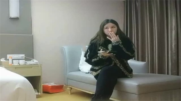 利哥探花第一场把女的逼干裂了漂亮小姐姐被大鸡巴小伙狂操